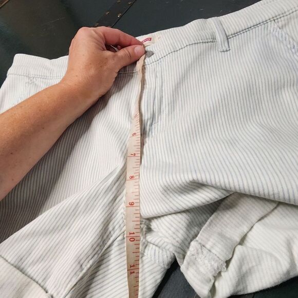 Levi’s Pin Stripe Cuffed Denim Chino Shorts Woman's Size 31 - Picture 8 of 8